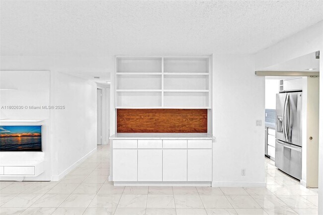 Building Photo - 2500 Parkview Dr