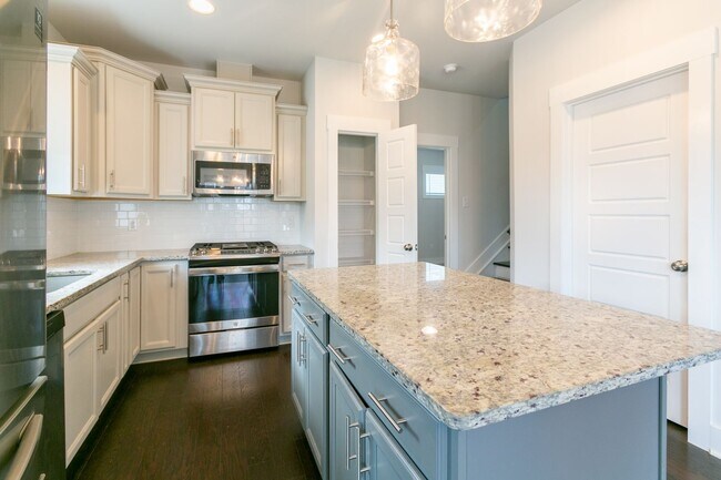 Building Photo - Beautiful 3 Bed/2.5 bath cottage in Chatham Park Available early September