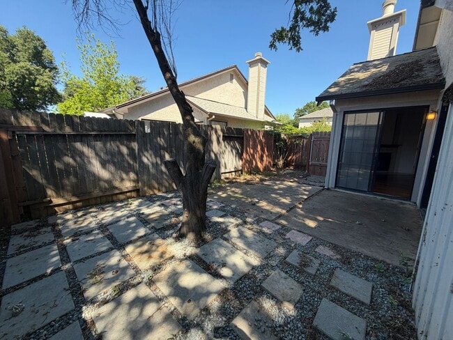 Building Photo - Great Townhome!