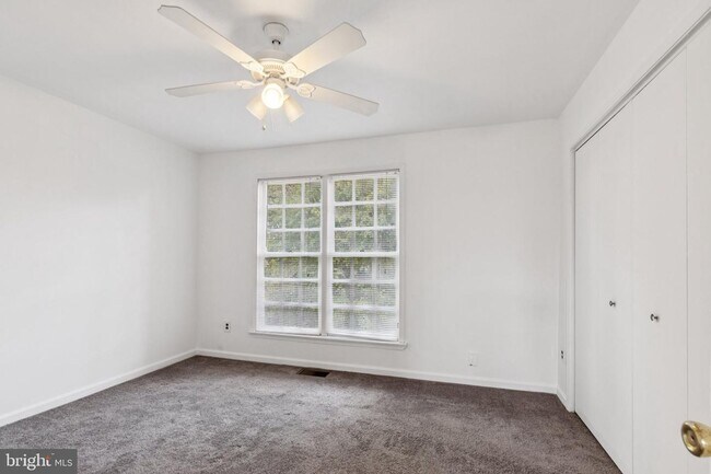 Building Photo - Great Townhouse w/ 2 Bedrooms, 1.5 Baths, ...