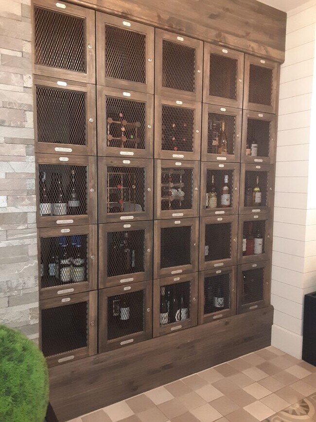 Building Photo - Annual/Seasonal/short term turnkey furnish...