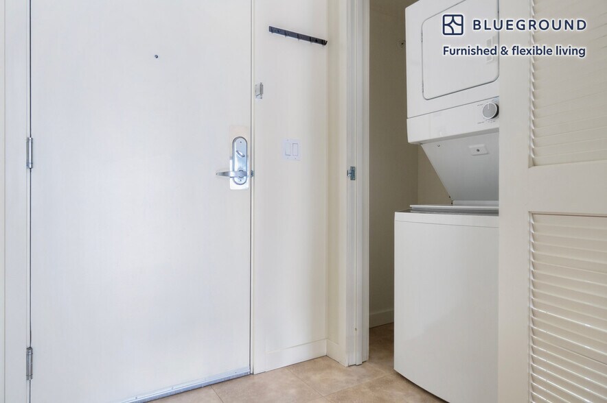 Building Photo - 10349 NE 10th St