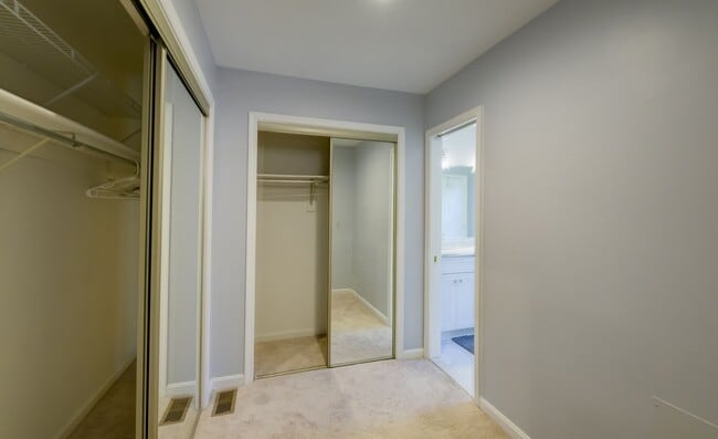Building Photo - Beautifully Updated Townhome in Rockville