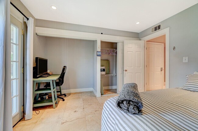 Building Photo - Charming 4 bedroom 3 bath fully furnished pool home in the heart of spring valley!