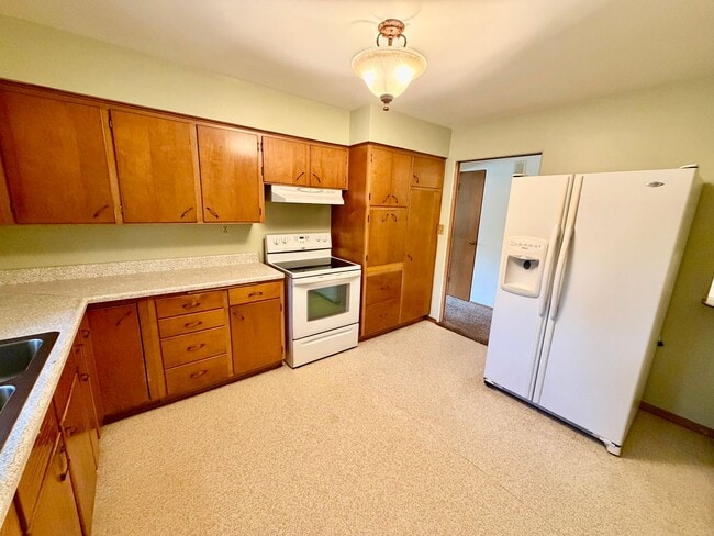 Building Photo - 301 N Minier Ave
