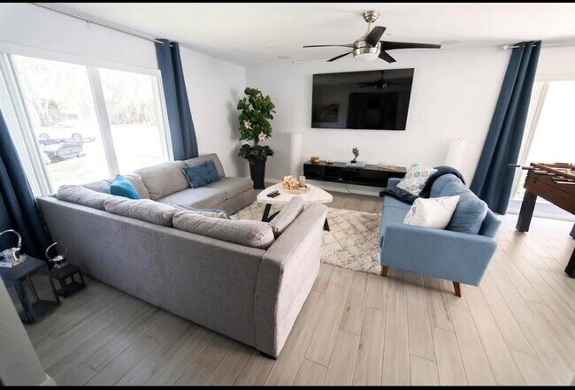 Building Photo - 822 Sandtree Dr