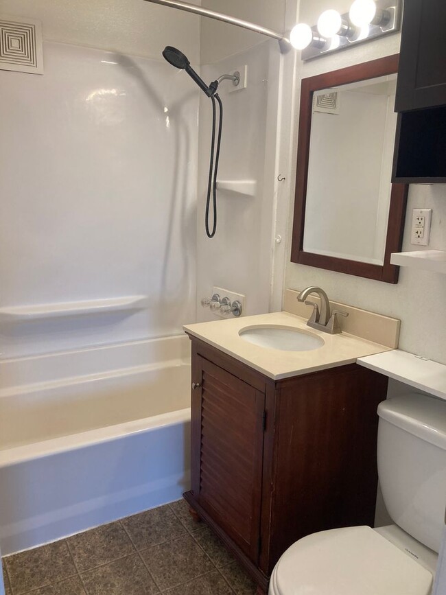Building Photo - Spacious 2-Bedroom Duplex with Large Fence...