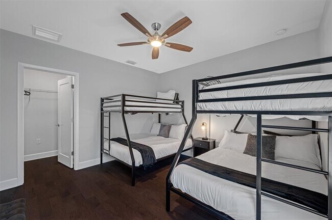 Building Photo - 902 W Plymouth St