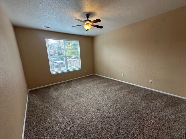 Building Photo - Move in ready 2-bedroom Condo- Community P...