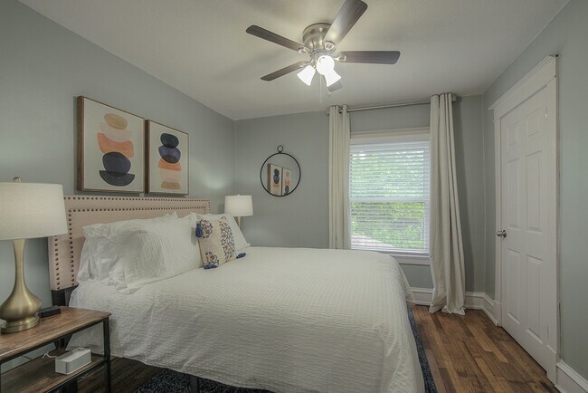 Building Photo - 1145 W 41st Terrace