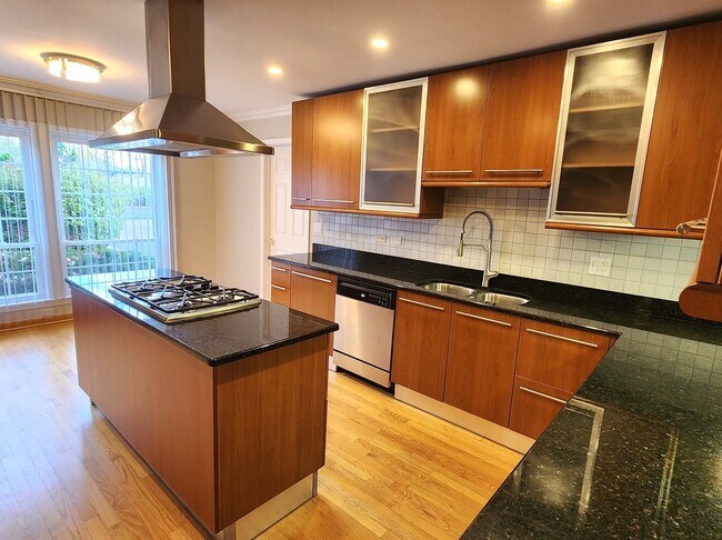 Building Photo - 1206 Lynn Terrace