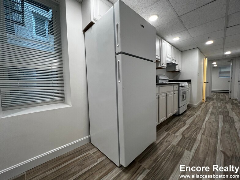 Building Photo - 376 Riverway