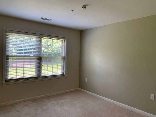 Building Photo - Spacious and Private Condo in The Oaks at ...