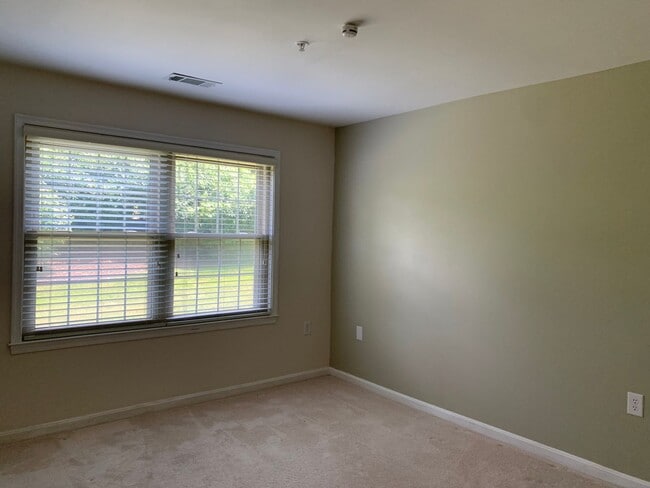 Building Photo - Spacious and Private Condo in The Oaks at Washingtonian Woods
