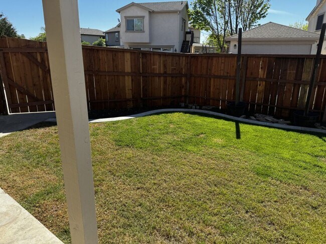 Building Photo - Beautiful and spacious 4 bedroom/ 2.5 bathroom home