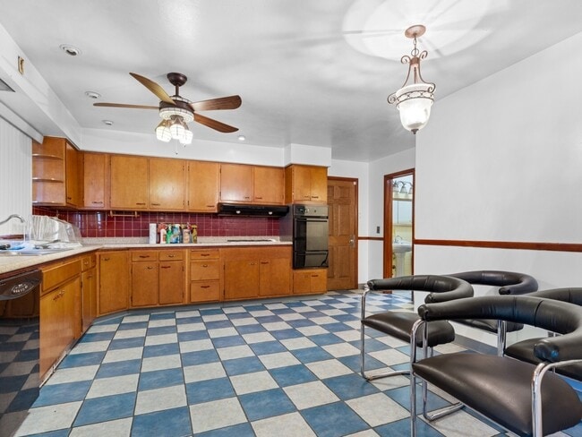 Building Photo - 2916 School St