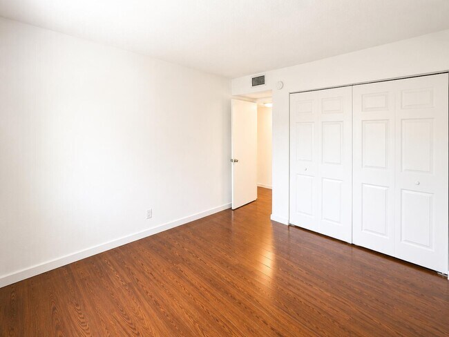 Building Photo - 5728-5728 Blueberry Ct