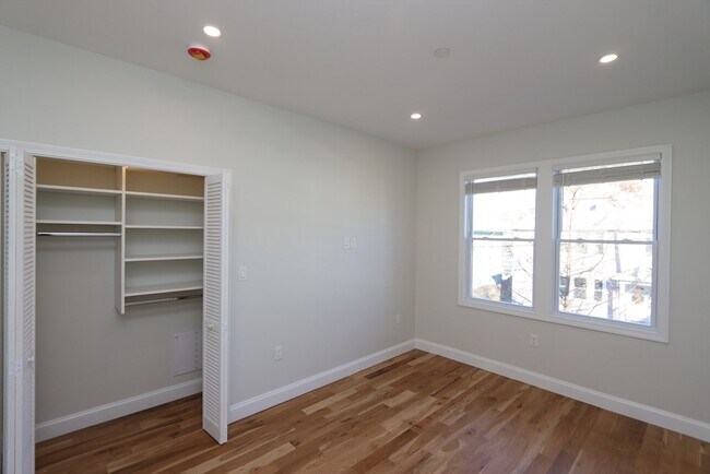 Building Photo - 14-16-16 Harriet St