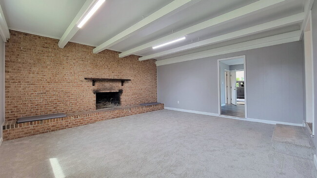 Building Photo - Spacious 3 Bedroom Home in District 6 – Re...