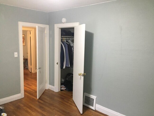 Building Photo - 2230 Riverside Dr NE