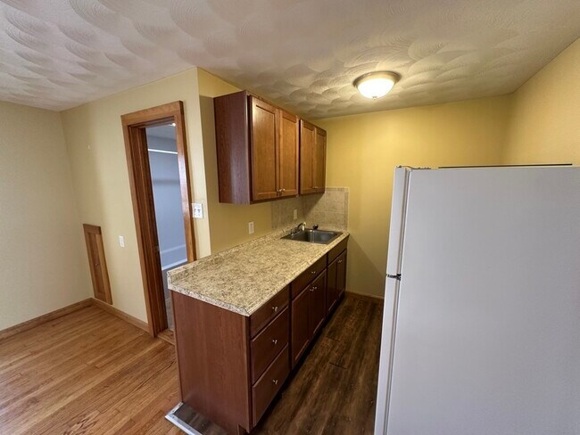 Building Photo - 106 Tuttle St