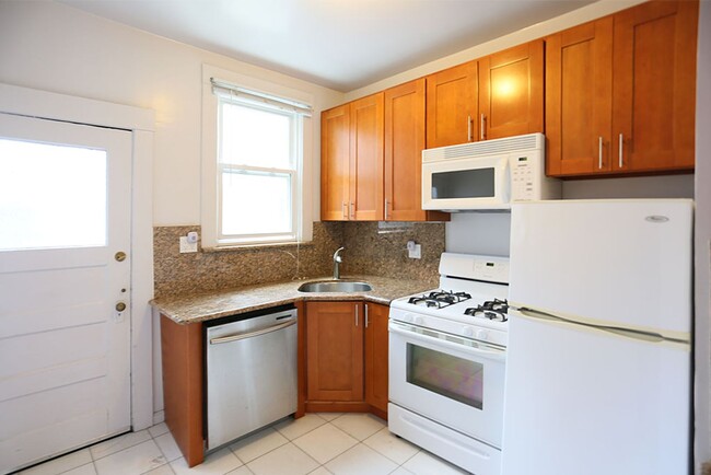 Building Photo - Top, third floor 2BR/1BA on Nob Hill class...