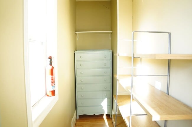 Building Photo - AVAILABLE JUNE - 3 BED 1 BATH