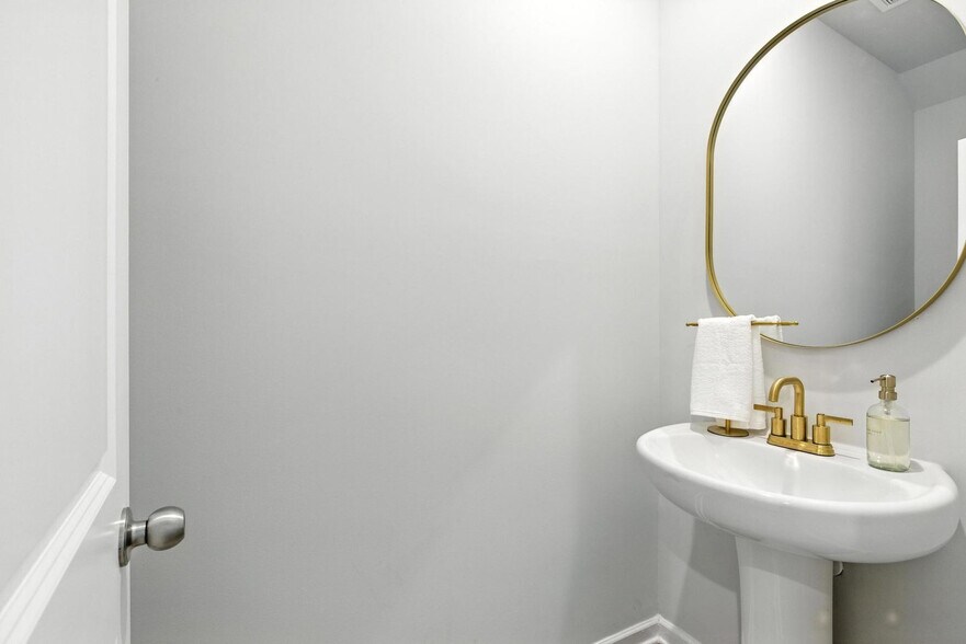 Building Photo - 611 W Vincent Dr