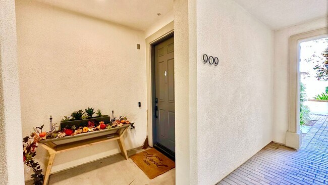 Building Photo - Beautiful "Model" Show Townhome in the Gat...
