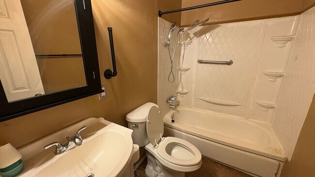 Building Photo - Desert Living in Apple Valley — Spacious Estate with Privacy & Comfort