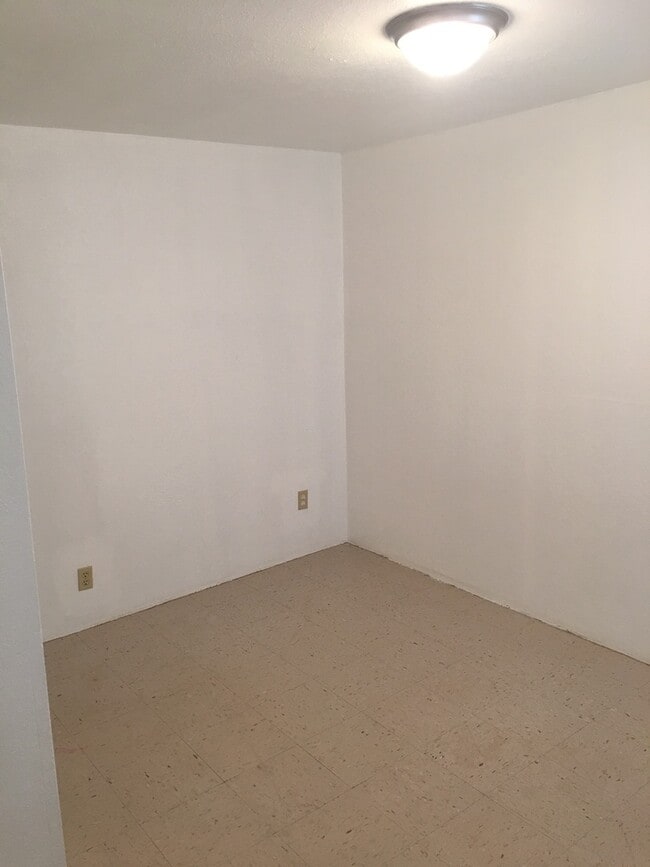 Building Photo - 2 bedroom 1.5 bathroom duplex - Mills Addition