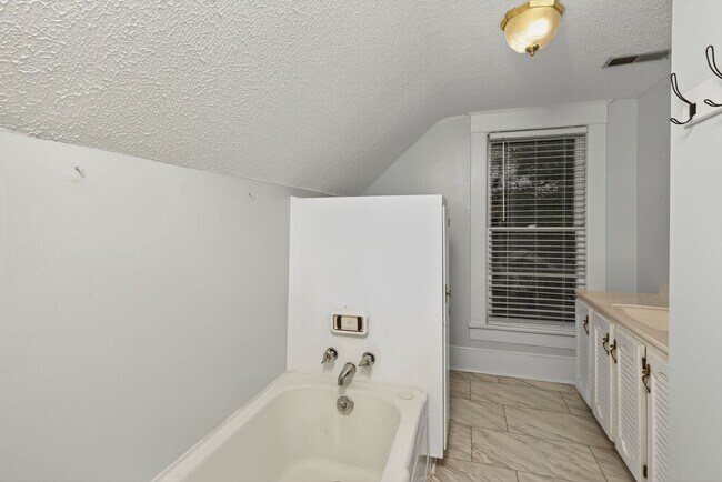 Building Photo - Charming 4BR / 3BA Historic Home with Big Backyard! BR VA