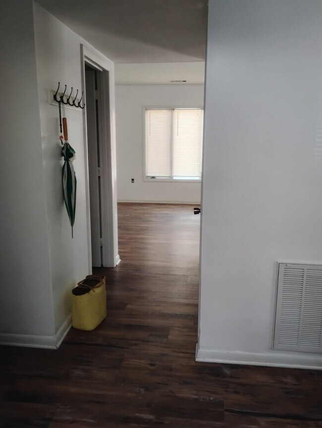 Entrance to the living room & half bath - 334 Shenandoah Cir