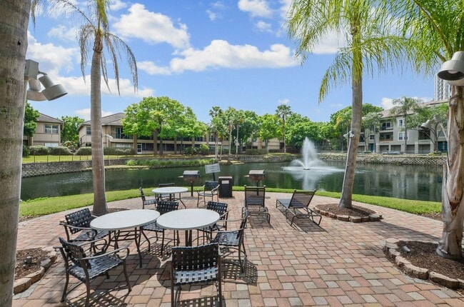 Building Photo - Gorgeous End Unit with pond fountain view -  1 Bed, 1 Bath plus Office/Den Nook on Harbour Island...