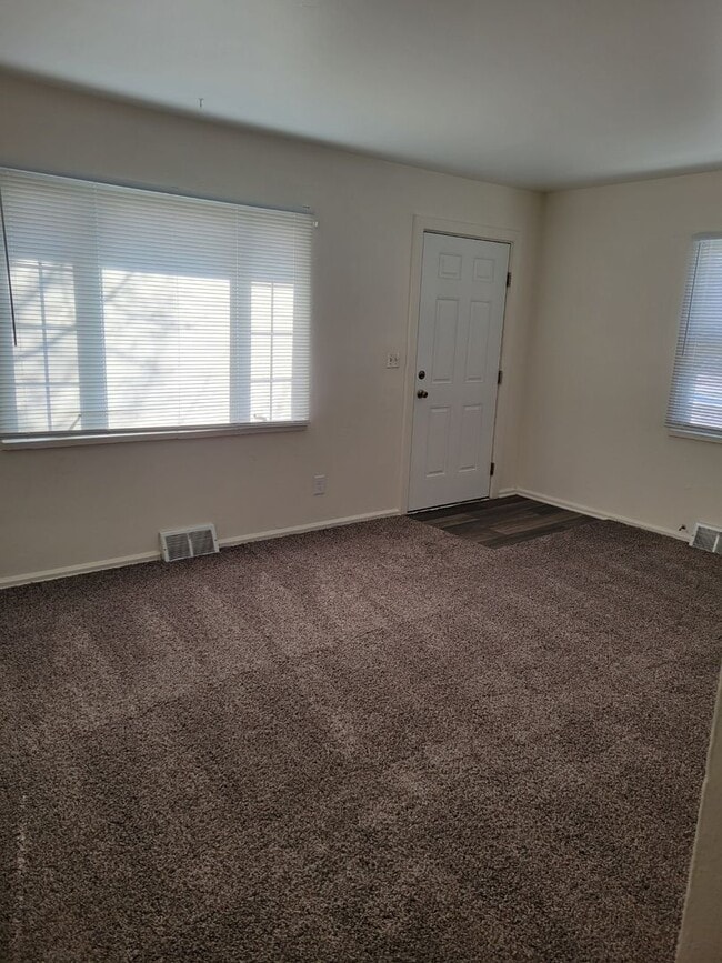 Building Photo - Quaint 2 Bedroom 1 bath home in south Toledo!