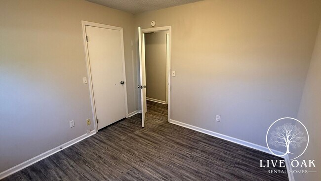 Building Photo - MOVE IN SPECIAL: $500 OFF 1ST MONTH'S RENT!**