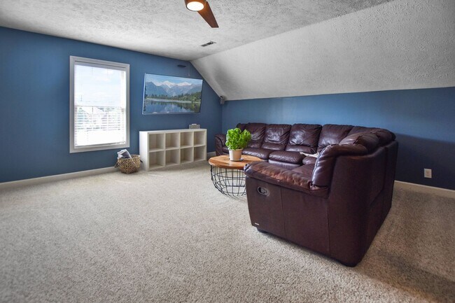 Building Photo - Pet Friendly Three Bedroom with Bonus!