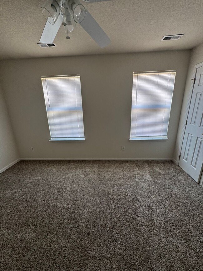 Building Photo - 2681-2683 E Oakbrook Dr