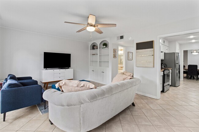 Building Photo - 12997 Trail Hollow Dr