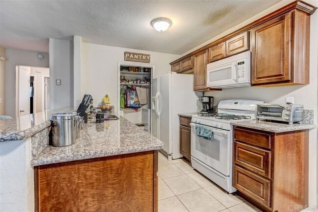 Building Photo - Spacious 2 bedroom 1 bathroom Condo with L...