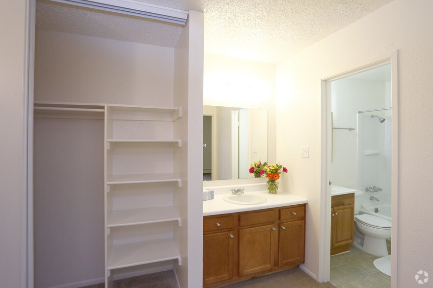 2BR, 1BA - 800 SF - Flatirons Park Apartments