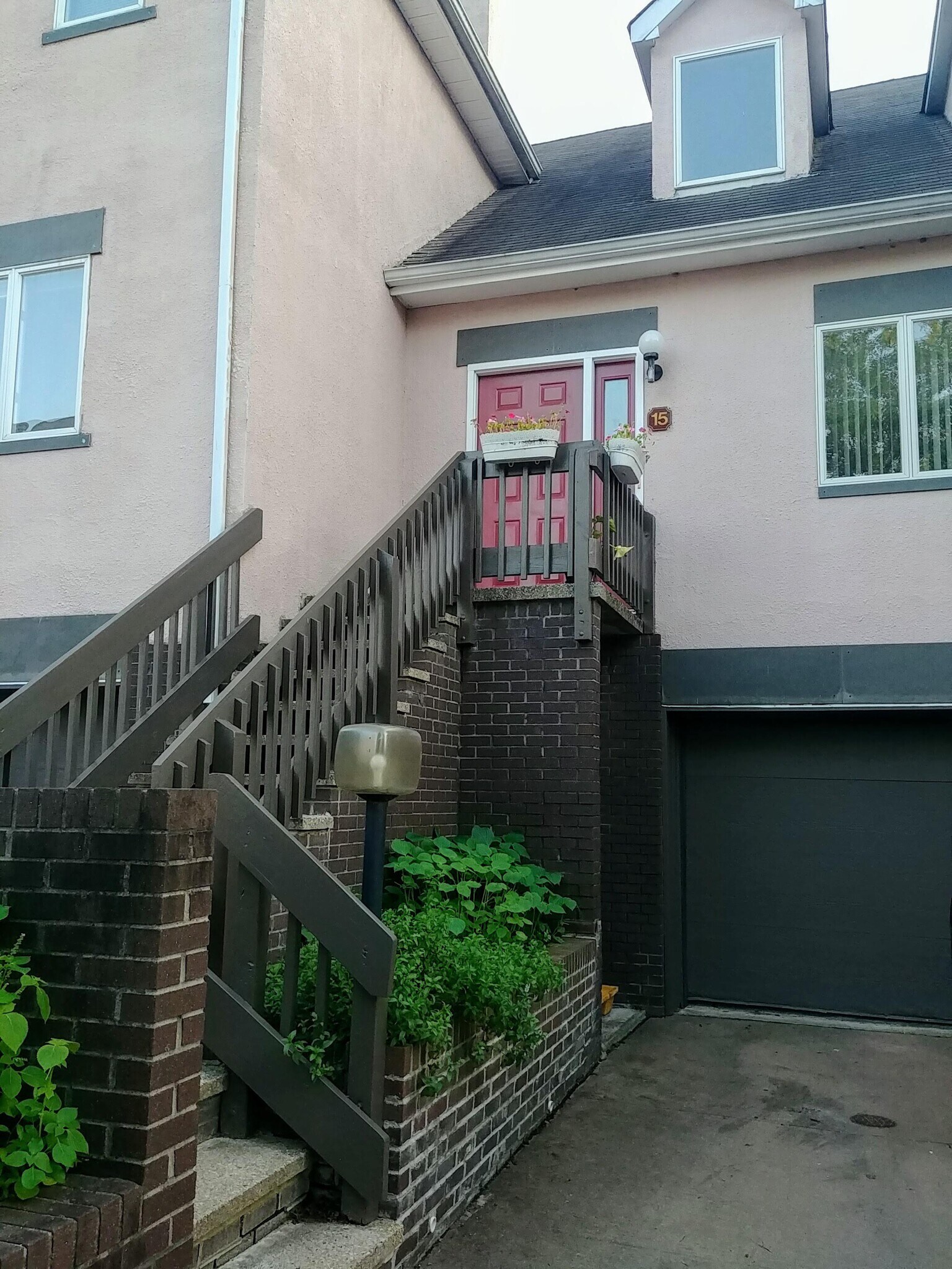 Entrance - 15 Hanover Ct