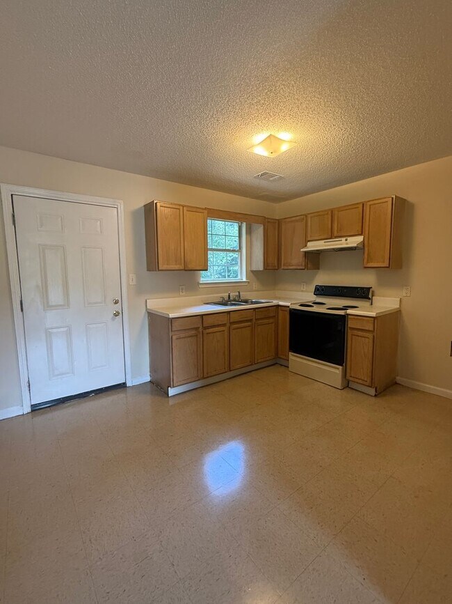 Building Photo - 8135-8135 Carlton Trail NW