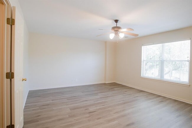 Building Photo - 4001 Barlow Dr