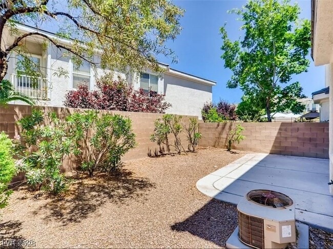 Building Photo - 227 Charming Ct