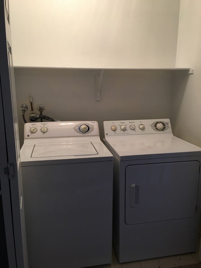 Building Photo - 2001 Quartz Cliff St