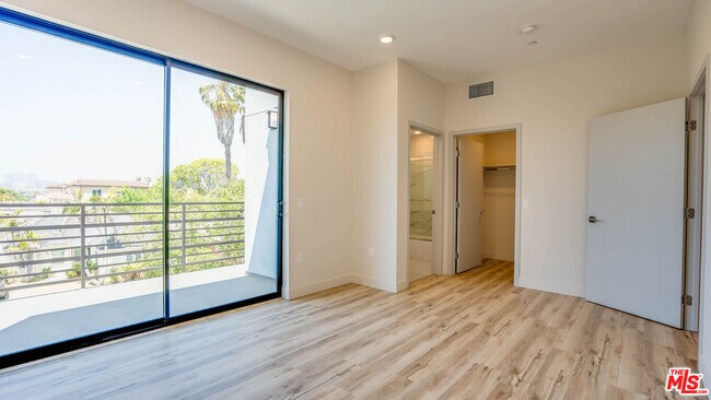 Building Photo - 1540 S Hayworth Ave