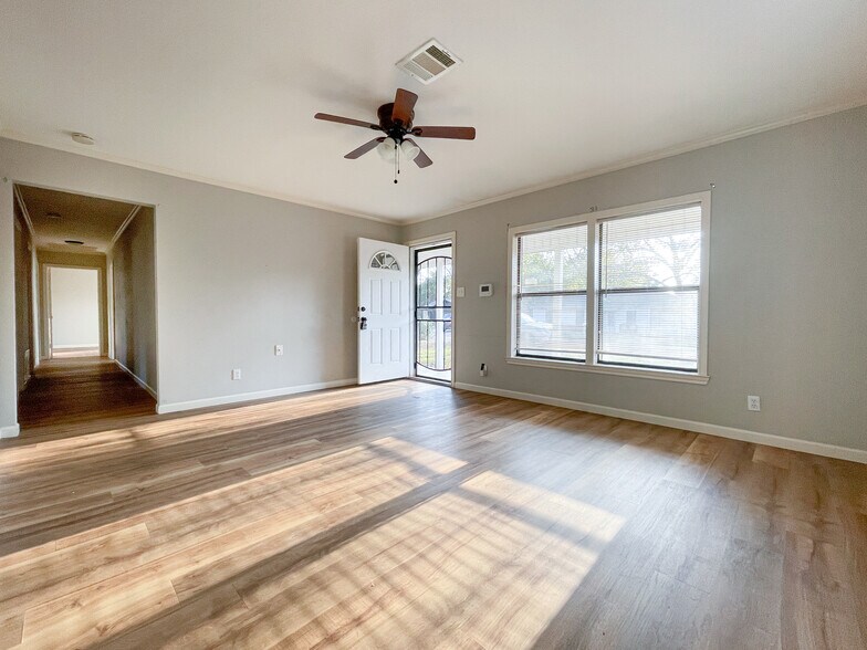 Building Photo - 207 N Bermuda St