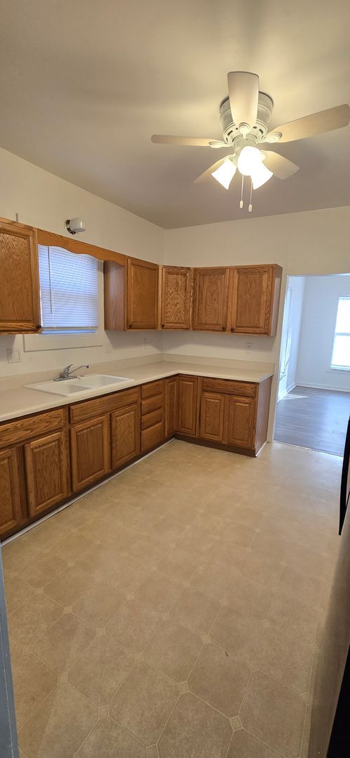 Building Photo - Remodeled 2 bedroom with Garage & small fe...