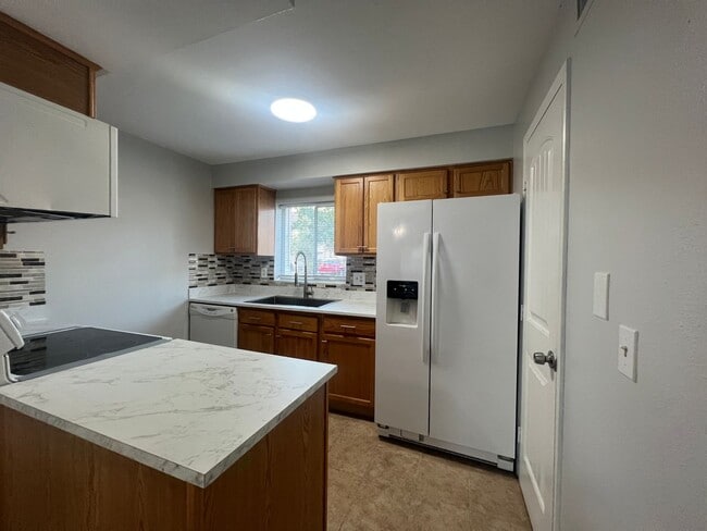 Building Photo - Rent Special for August 1 - Close to Downt...
